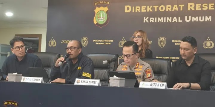Kepolisian menyebut pergeseran CCTV merupakan permintaan istri Arya Daru.