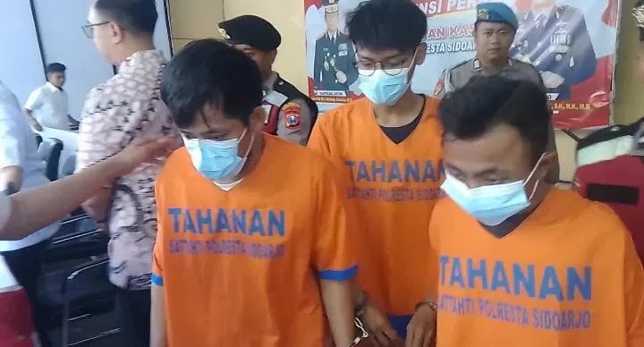 Mengunggah Status berisi ajakan ‘ng3mot’ , 3 Pria Gay Admin dan Anggota Grup FB ‘Cowok Manly Sidoarjo’ Diringkus polisi