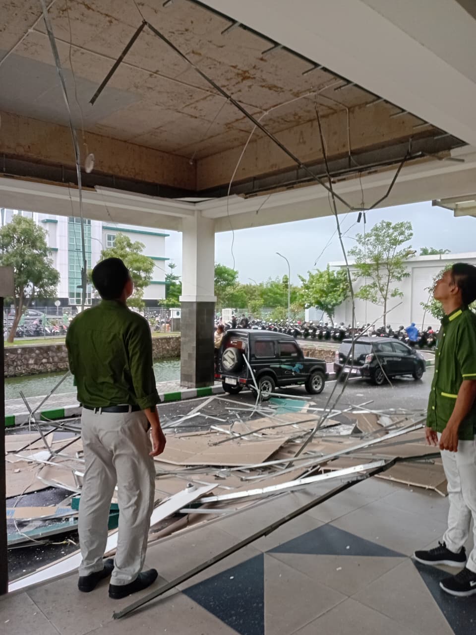 Plafon Teras Kampus II Universitas Islam Negeri Sunan Ampel Surabaya Ambrol Diterpa Angin Kencang