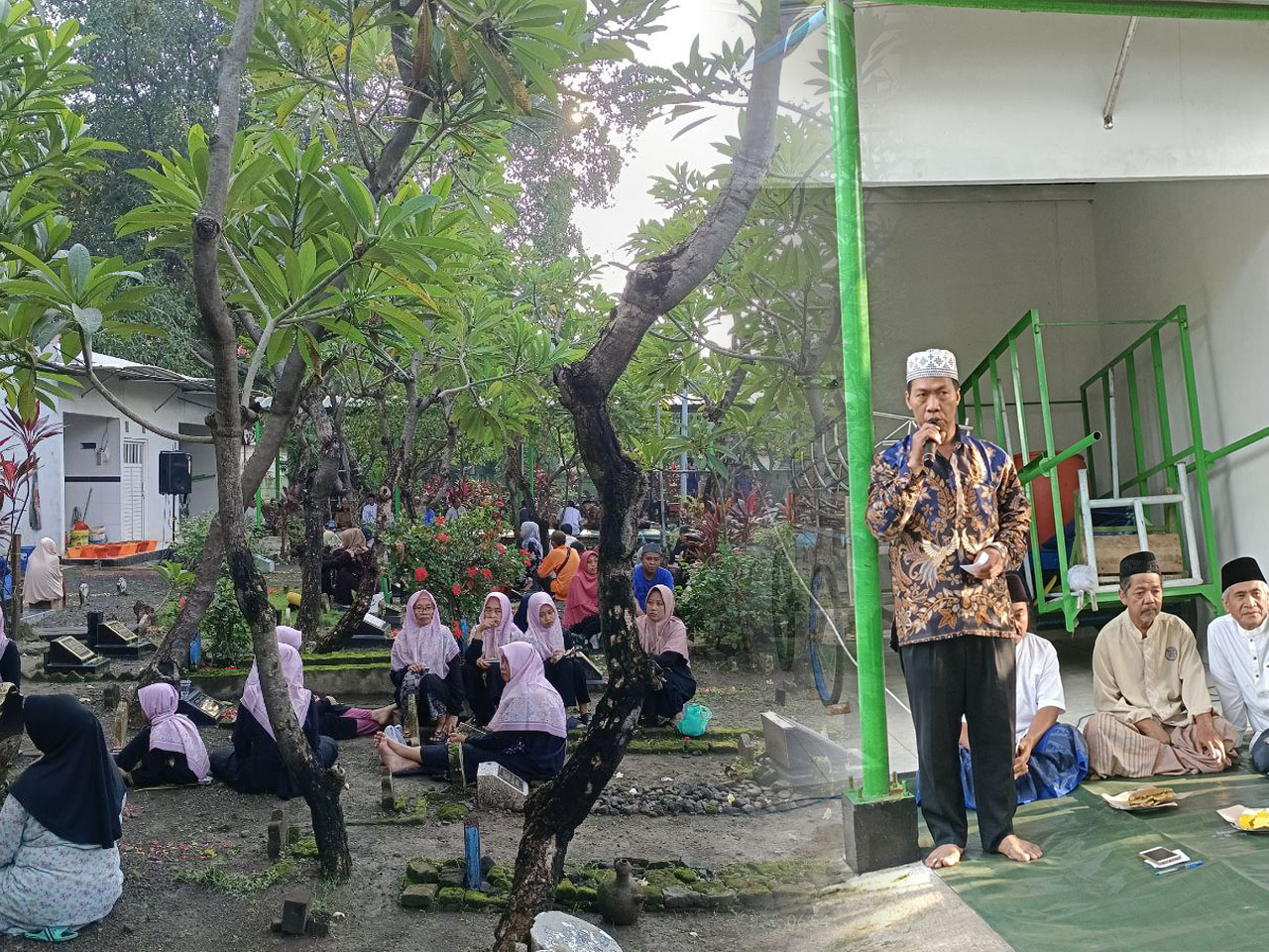 Warga RW 06 Kelurahan Siwalankerto Selatan menggelar tradisi nyekar pada Minggu, 14 Februari 2026