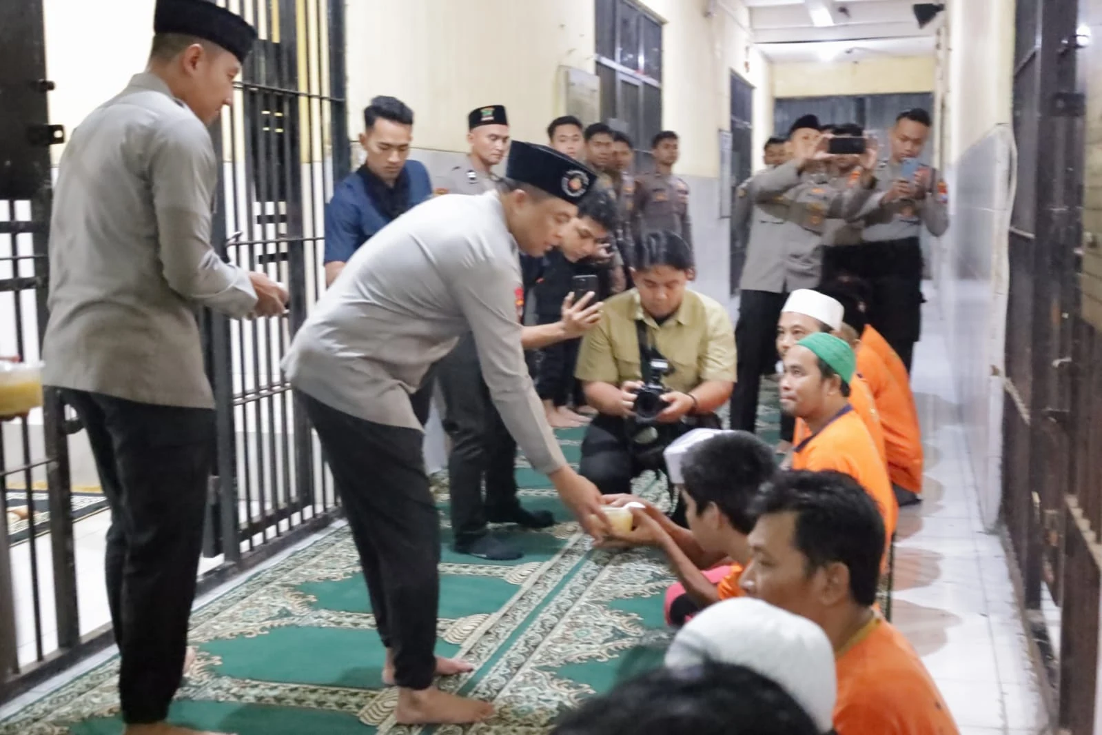 Humanis dan Penuh Empati, Kapolrestabes Surabaya Berbagi Kebersamaan dengan Tahanan