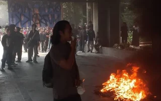 Mahasiswa UINSA Demo Lagi, Bakar Ban di Gedung Rektorat