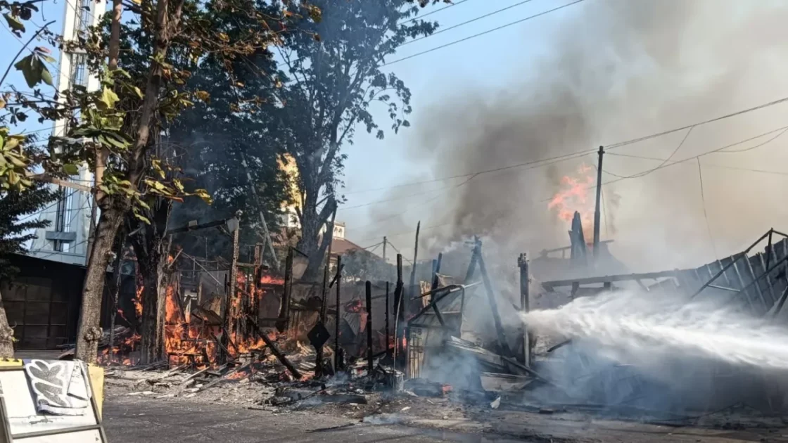 Kebakaran 4 Warung di Jemur Andayani Surabaya, Diduga Dipicu Kompor Ditinggal Menyala