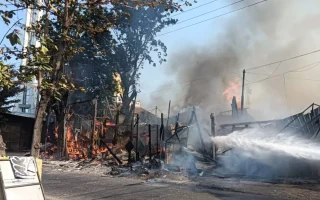 Kebakaran 4 Warung di Jemur Andayani Surabaya, Diduga Dipicu Kompor Ditinggal Menyala