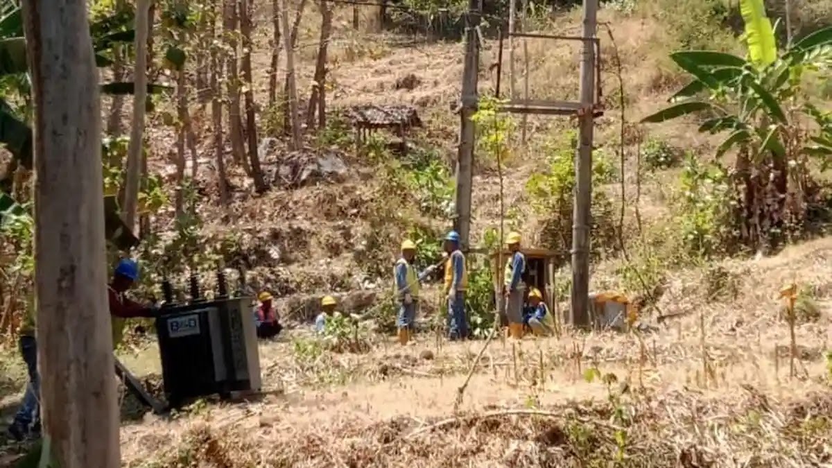 Trafo 3 Ton Dibongkar, Warga Ponorogo Kirain PLN Lagi Kerja