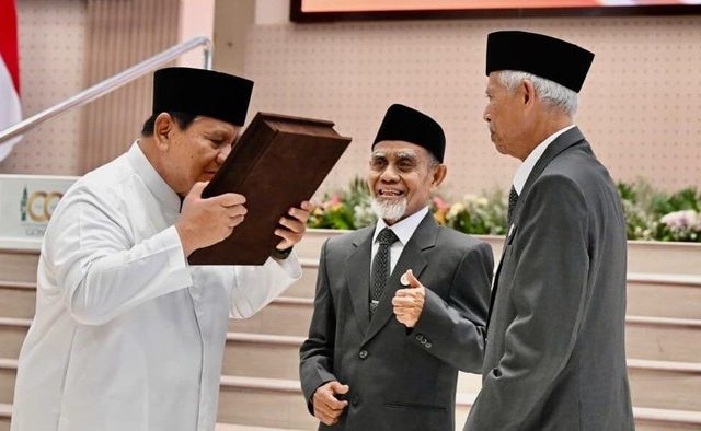 Prabowo Terima Mushaf Al-Qur’an Gontor dan Buku Gontor untuk Indonesia di Ponorogo