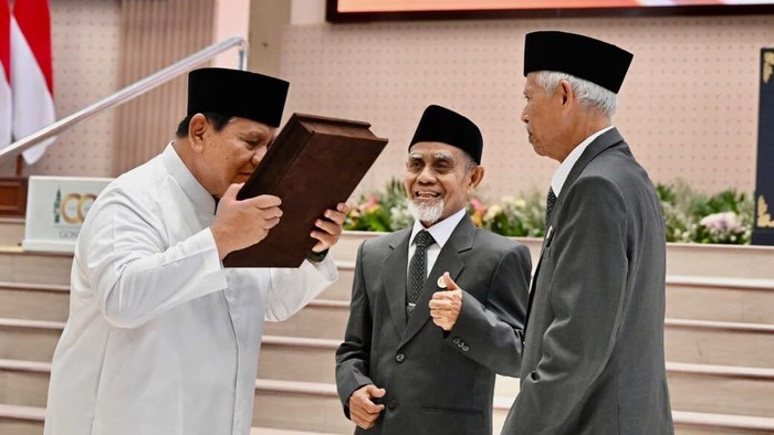 Prabowo Terima Mushaf Al-Qur’an Gontor dan Buku Gontor untuk Indonesia di Ponorogo